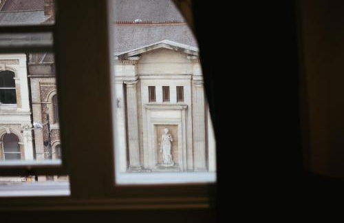 Central & Chic Flat-Sleeps 4-By FabAccommodation - Foto 19