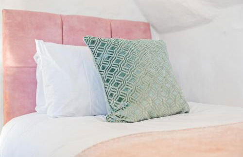 3BR Kingswood Cottage with Detached Unit - Photo 2