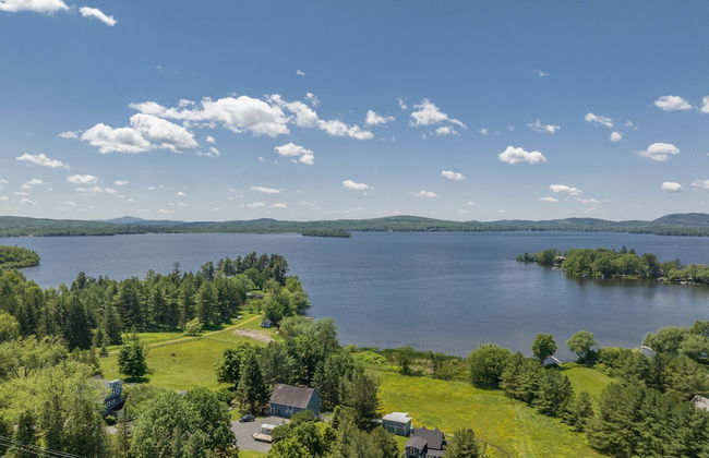 Lovely LacBrome 3 Bdrm Lakefront Cottage - Photo 19