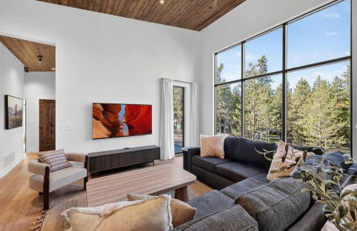 The Luxe House | Upscale Cabin w/ Hot Tub & Fire Pit! - Foto 56