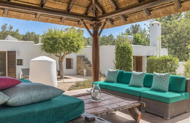 Traditional Villa With Garden - Photo 39