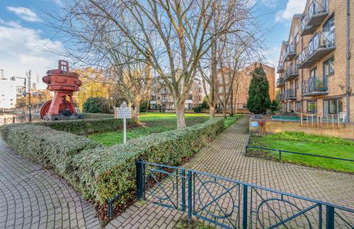 2BR Waterside Flat Parking WiFi Garden & DLR Nearby - Foto 27