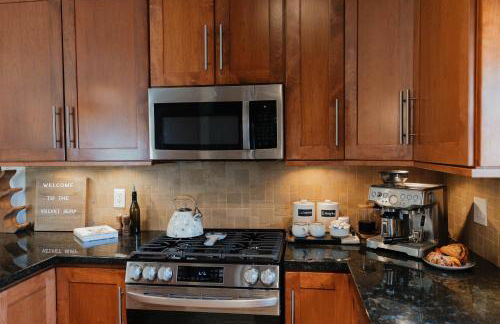 Stylish PB Townhome, Walk to Bay, and Balcony - Foto 25
