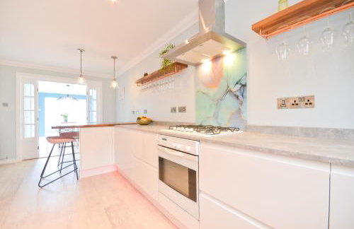 Princes Esplanade-Beachfront House with Balcony a stone throw from Gurnard Beach - Foto 8