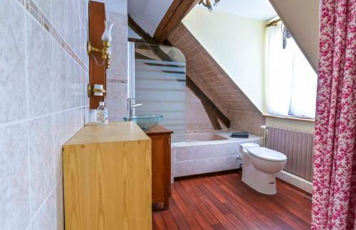 La Breteche-Le château et les dépendances - Photo 17