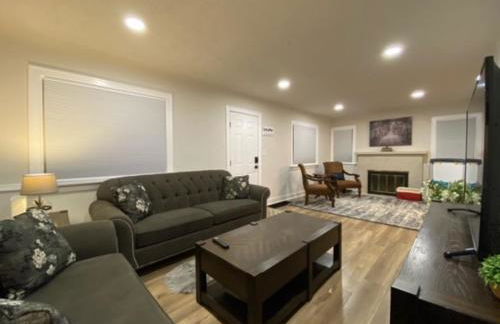 Charming Brick Home with bonus space & foosball - Foto 9