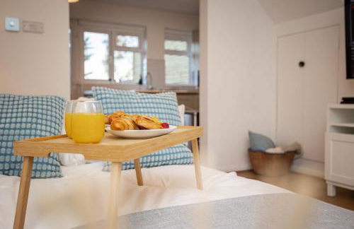 Doctors Lane- Modern 3 Bedroom Contractor Family House With Parking - Photo 19