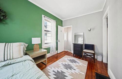 Cozy Up in 5BR Apt Near Charming Oak Square - Foto 8