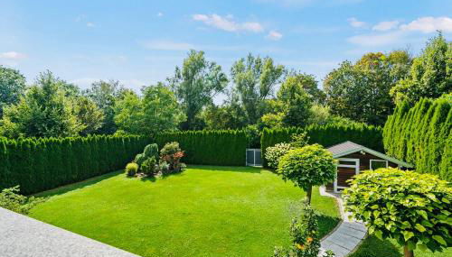 The Villa Toscana, a serene retreat in Center of Friedrichshafen City with lush green lawns, terrace & private garage- Lidl, Bakery walking distance- Bodenseecenter, Sportsbad 3 mins, Lake 7 mins - Foto 2