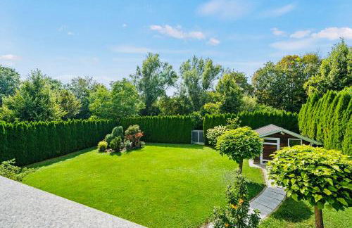 The Villa Toscana, a serene retreat in Center of Friedrichshafen City with lush green lawns, terrace & private garage- Lidl, Bakery walking distance- Bodenseecenter, Sportsbad 3 mins, Lake 7 mins - Foto 2