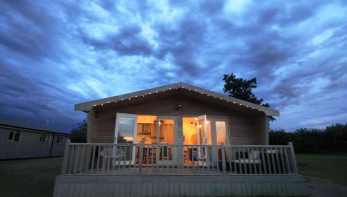 Woodpecker Lodge - Brook Meadow - sleeps 4 plus 2 - no pets - Foto 3