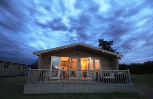 Woodpecker Lodge - Brook Meadow - sleeps 4 plus 2 - no pets - Foto 3