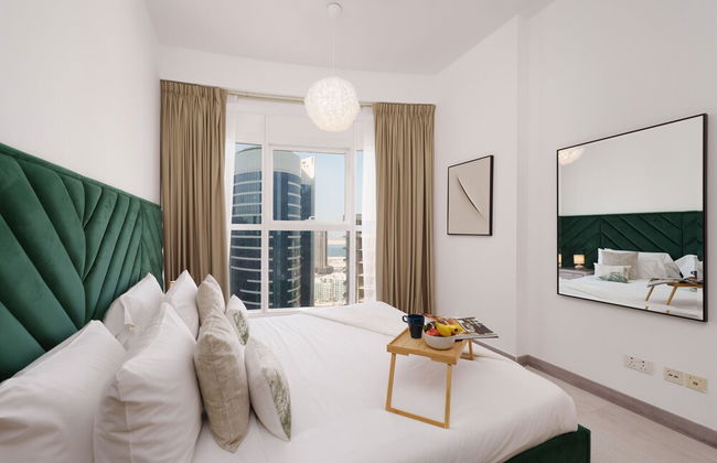 Maison Privee - Elegant and Panoramic Sea View Apt on Al Reem Island - Photo 5