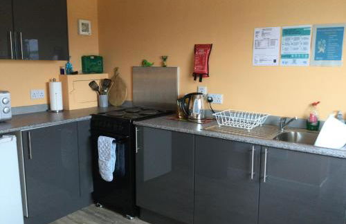 Orange Yurt With Hot Tub- Sleeps 3, Parking & Pets - Foto 18