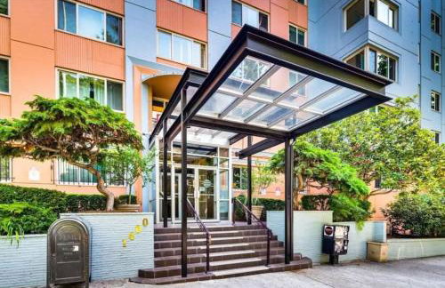 Vibrant Downtown, King Bed, Work Desk & Kitchen - Foto 28