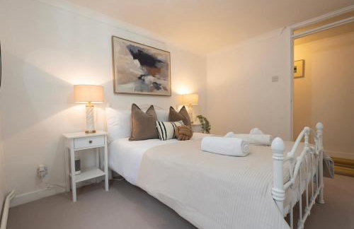 Charming 3BR Cottage Sleeps 8 - 15 Mins to Centre - Foto 10