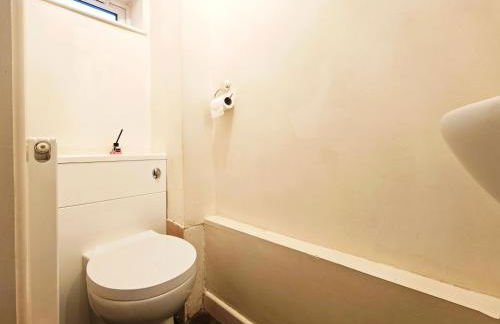 Spacious 3 Bedroom Home Ample Parking Near Shops - Photo 20