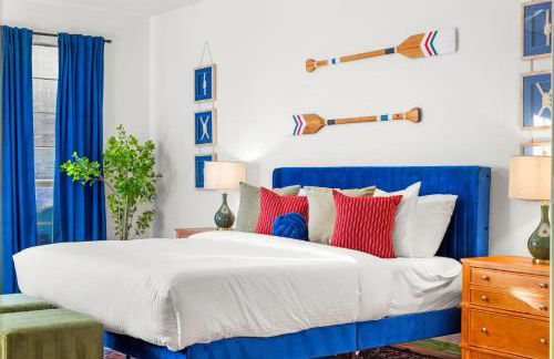 Resort Style Backyard Pool Pickleball Court - Foto 28