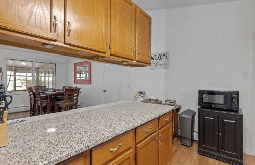 Tranquil 3BR Retreat Game Room Deck Beach Pass - Foto 13