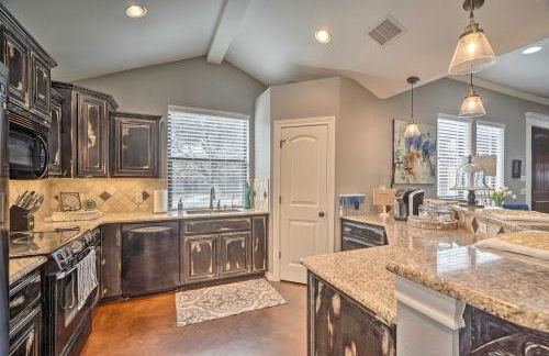 Luxe Midland Retreat with Patio, Grill and Yard! - Foto 12