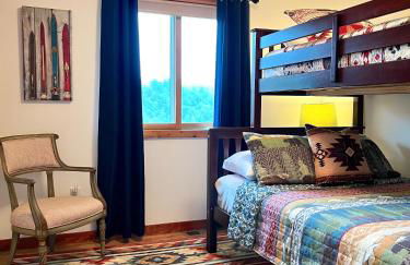 Stylish Mountain Chalet 15mins to Gore Mountain , Large Hot Tub, Playroom & Large Heated Pool - Foto 24