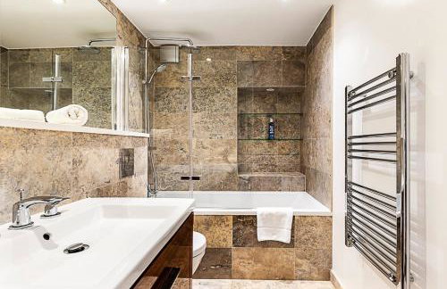 Stylish Shepherd's Bush Flat w/ Patio - Foto 18