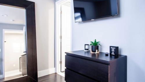 Centrally-Located Well-Decorated Solar-Powered - Foto 3