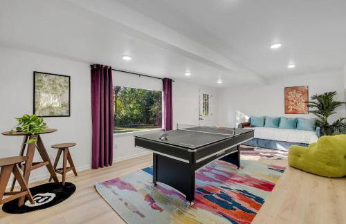 Spacious 4BD - Central Stay with Backyard & Games - Foto 8