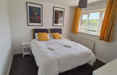 Bright & Cozy 3 Bed House with Parking - Photo 6