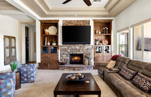 Desert Oasis with Pool Black Mountain Views - Photo 3