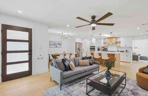 3-BD 3-BA Bungalow ft Backyard w Deck & Firepit - Foto 1