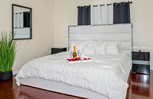 Spacious & Amazing Home w Big Pool and Patio - Photo 18