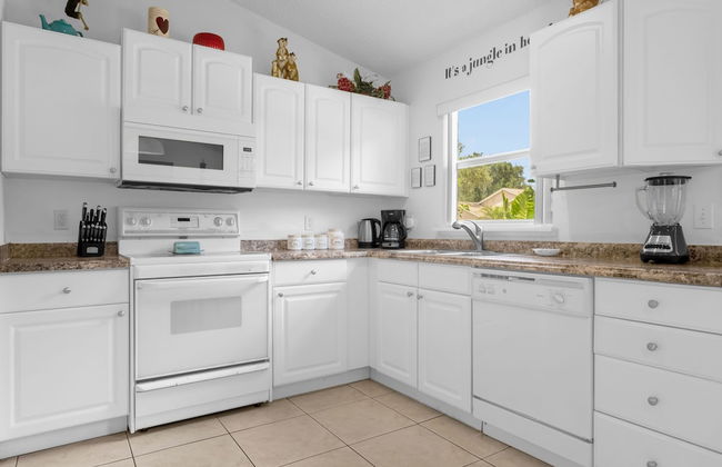 Upstay - Family Home w Private Pool and Games - Photo 18