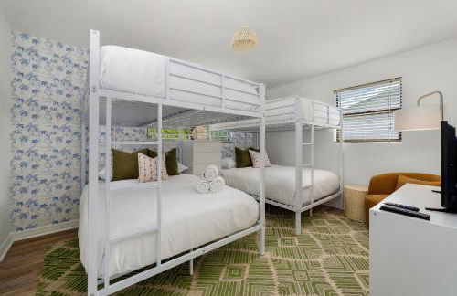 Walk to Beach, Heated Pool, Dog-Friendly, Firepit - Foto 37