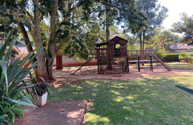 Luxurious 4 bed With Pool in Helensvale - 2255 - Foto 8