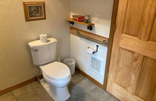 Rocky Mountains Nature Escape: Amazing Log Cabin with a Hot Tub in Darby, MT - Foto 17