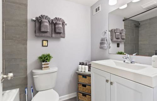 Skip to Saint Charles Local Art-Filled Hideaway - Foto 5