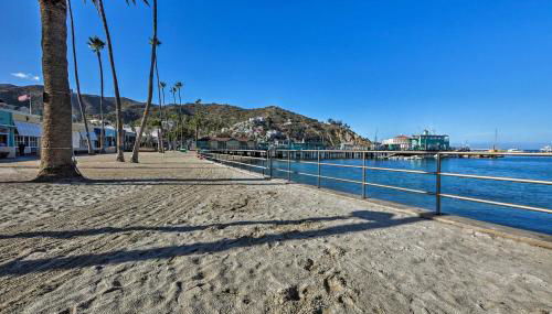 Tropical Island Escape with Deck, Walk to Avalon Bay - Foto 2