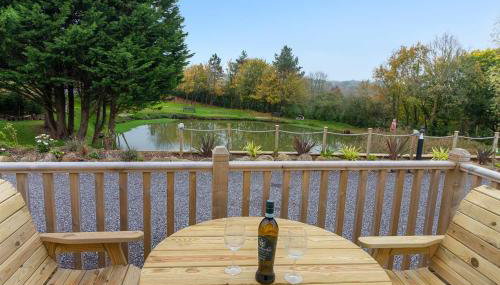 Lake View Holiday Home - Fishing Lakes, Heated Outdoor Swimming Pool 500yrds on Sister Park , Pool Open June to September - Foto 2, pet friendly