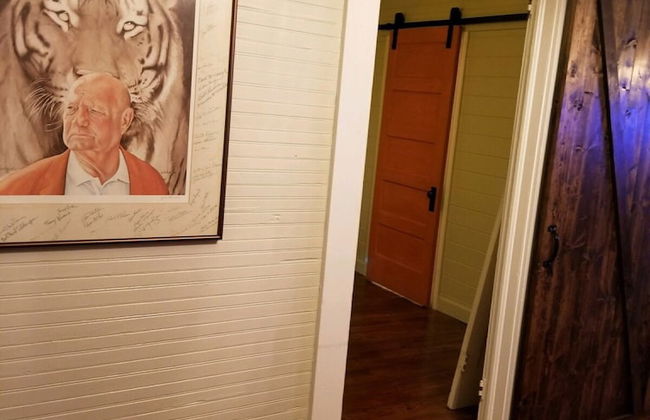 Clemson Memorabilia House - Foto 21