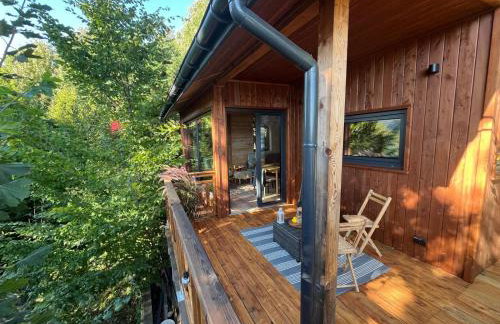 Domek nad jeziorem w górach - Foto 1