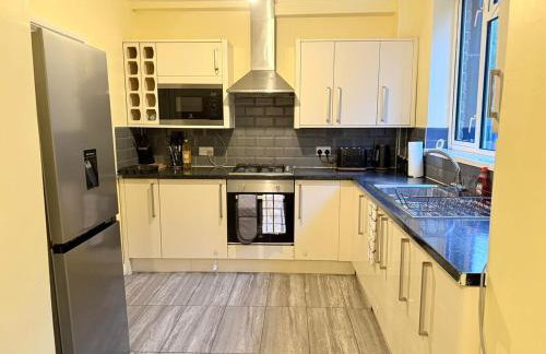 Modern 4 bed House with Free Parking - Photo 8