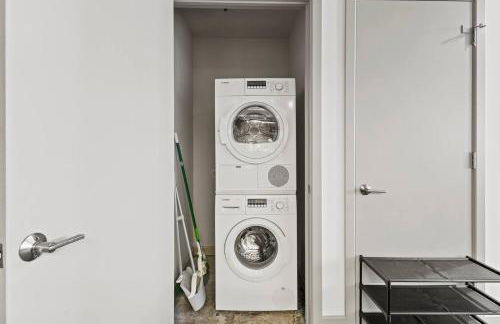 Beautiful Apt in Downtown w/Pool | Indoor Parking - Foto 11