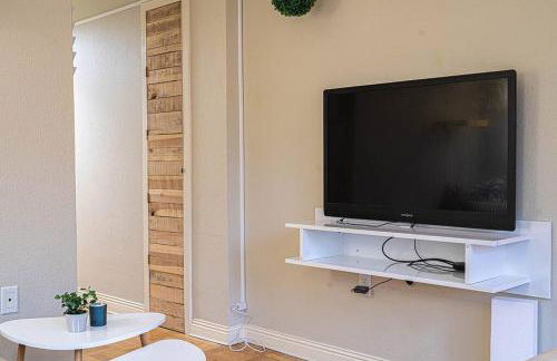 Colorful downtown condo, 2 bedrooms, king bed - Foto 17