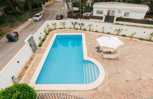 Spacious villa with private pool & garden for 4 - Photo 45