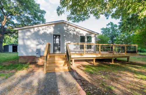 Cozy 3BR Country Retreat with Porch Games & Modern Comforts - Foto 26