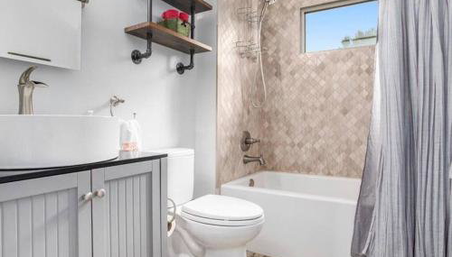 Cheerful Sister Lakes 4 BDR Lake Hse w/ Hot tub. - Foto 2