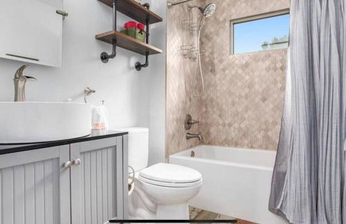 Cheerful Sister Lakes 4 BDR Lake Hse w/ Hot tub. - Foto 2