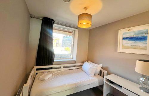 Deluxe Apartment near Cabot Circus w Parking sleeps 5 - Foto 23