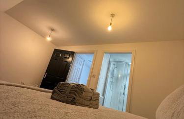 Home away Tamworth Staffordshire 4 Bedroom 3 Bathroom - Semi Detached House - Foto 25